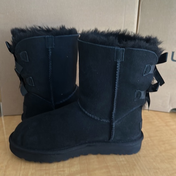 Ugg Women’s Classic Bailey Bow Short Boot - Picture 4 of 8